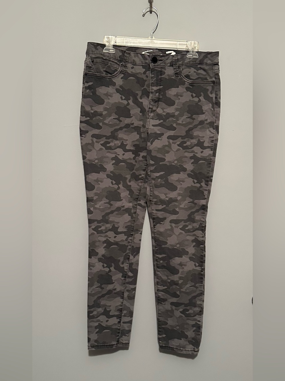 Seven7 Women’s Gray Camouflage Skinny Jeans